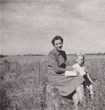 Na spacerze w polu, Teresa Iwanowska z córką Marysią, Szkocja czerwiec 1945